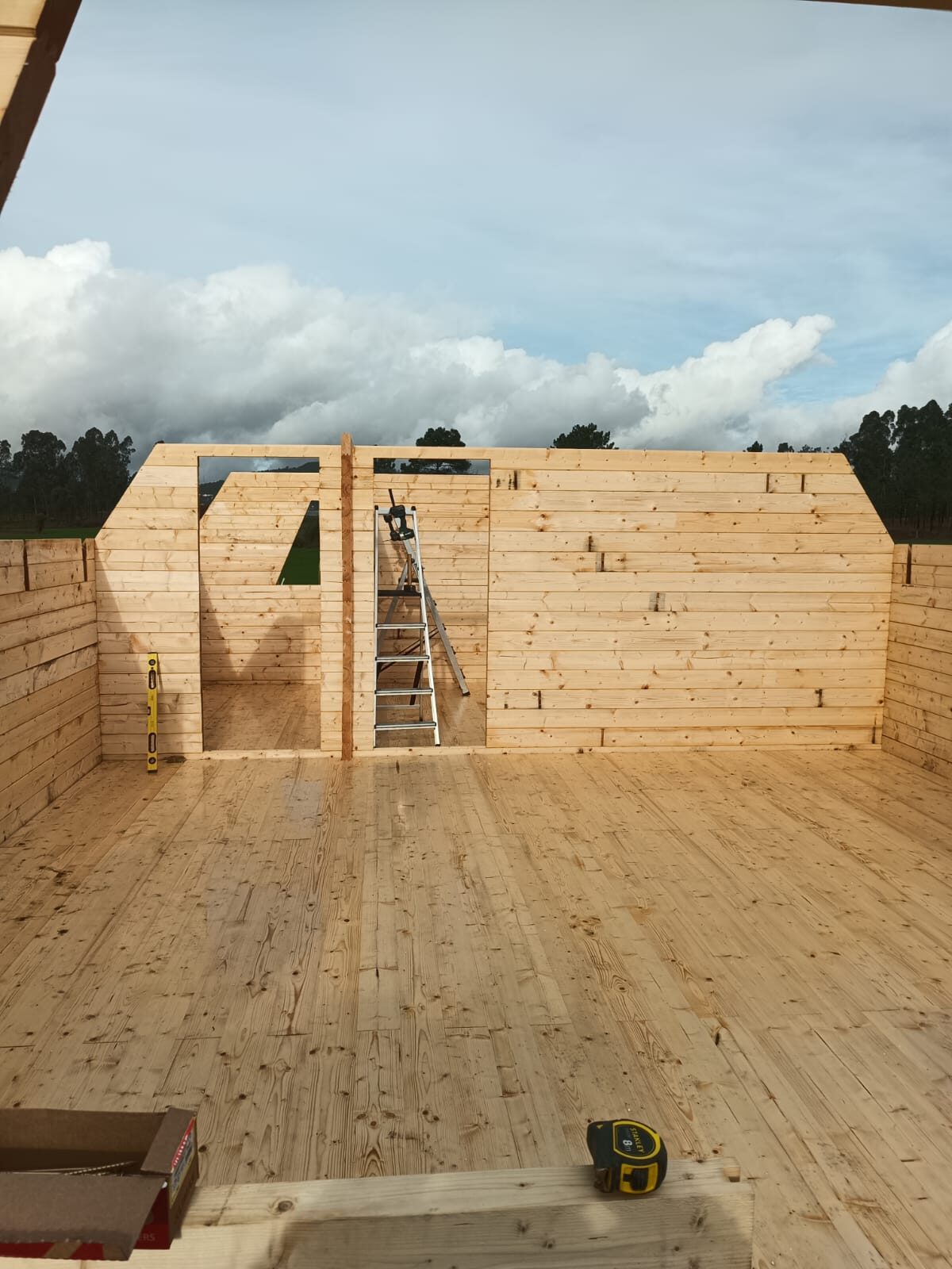 Pavimento em madeira maciça e primeiras paredes do piso térreo da casa A-Frame