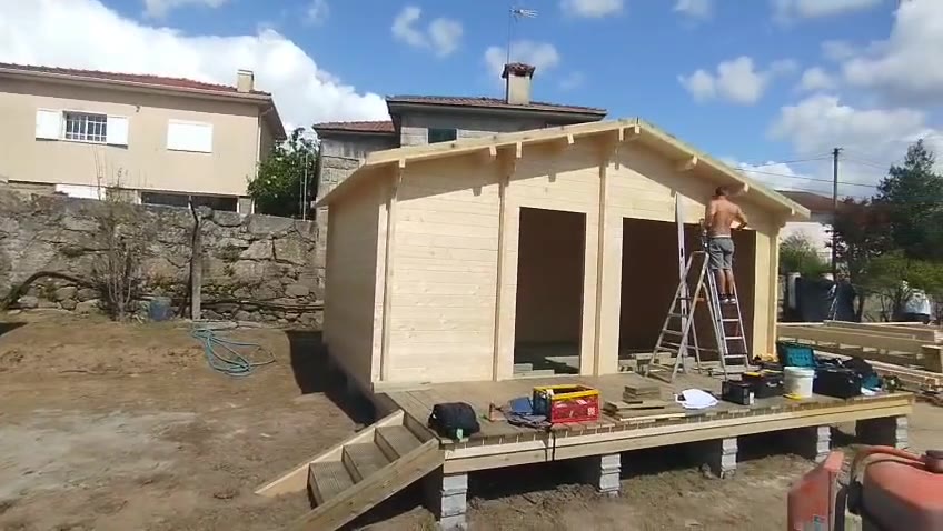 Casas de madeira maciça da MF Casas de Madeira para alojamento local em montagem, com deck e escadas exteriores