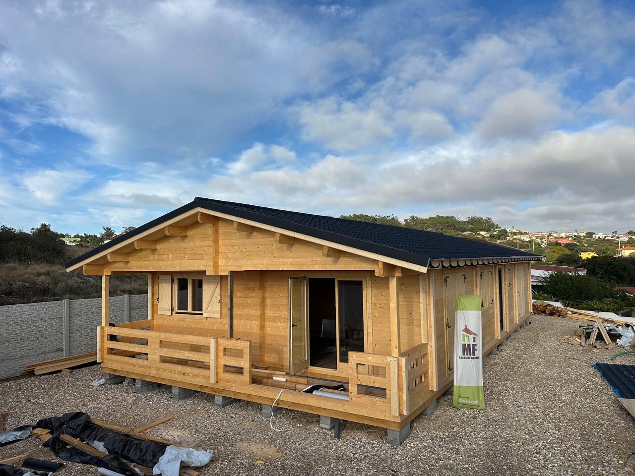 Casa de madeira MF concluída no exterior, com alpendre e telhado