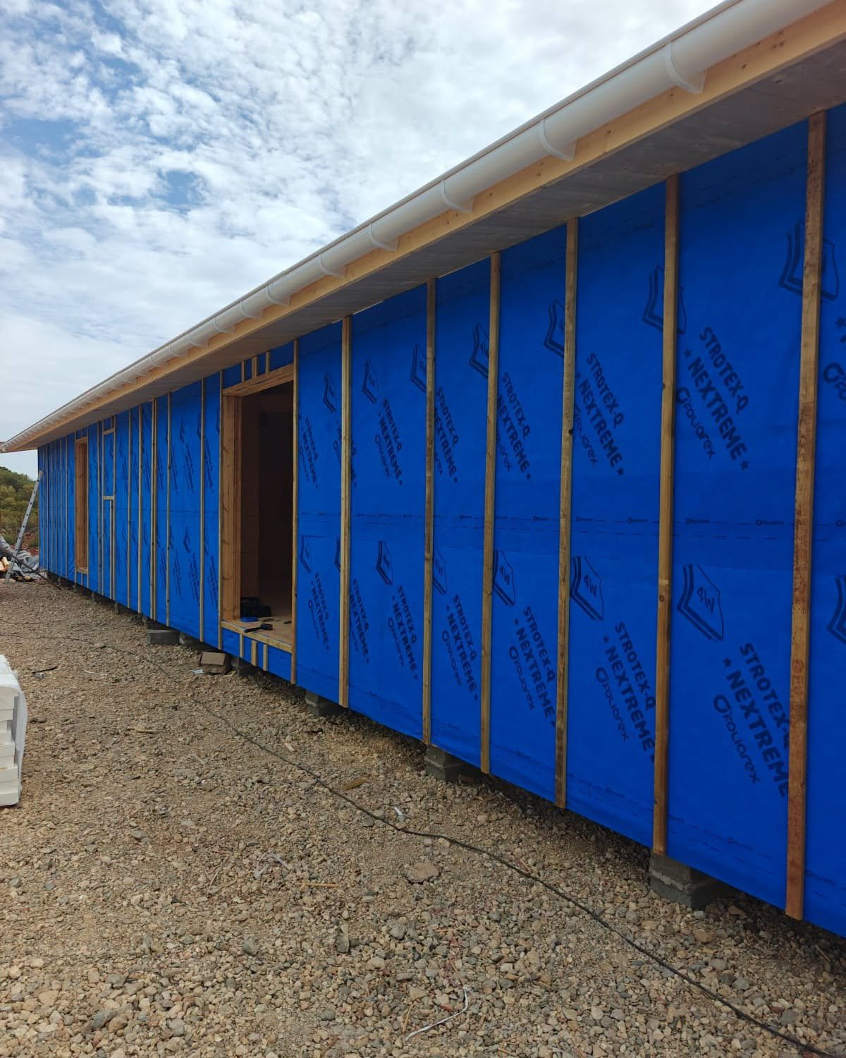 Membrana de estanquidade exterior azul Strotex-Q Nextreme aplicada sobre o isolamento, com o ripado vertical que forma a caixa de ar